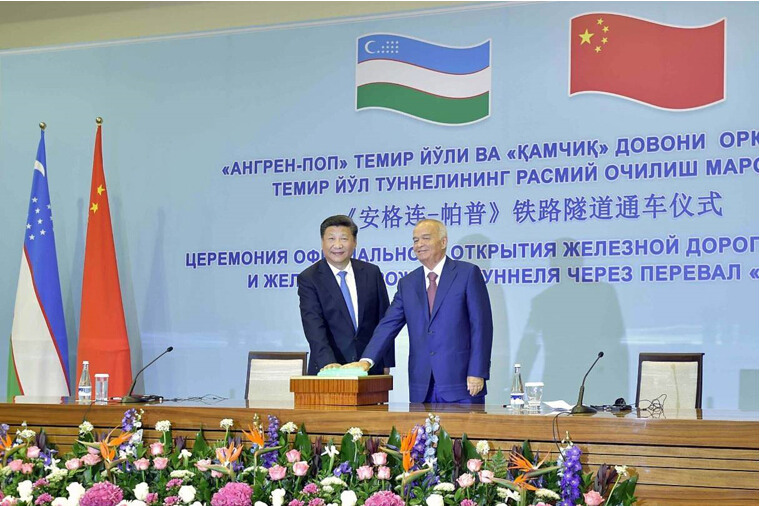 习近平主席与时任乌兹别克斯坦总统卡里莫夫按下中铁隧道局集团承建 的“中亚第一长隧”安帕铁路隧道通车启动按钮