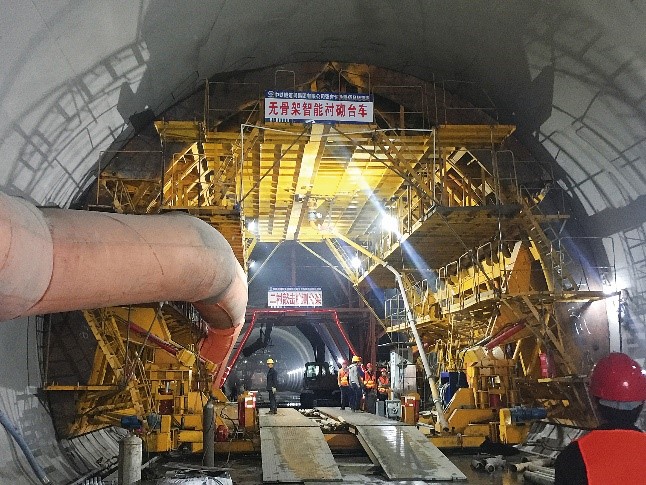 下穿宝鸡秦岭32km公路隧道群建设与运营关键技术研究